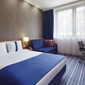 Zimmer mit Kingsize-Bett für Gäste mit Behinderungen